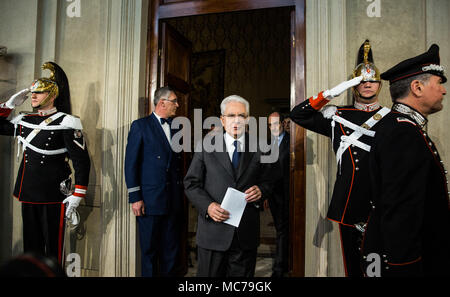 Rom, Italien. 13 Apr, 2018. Italienischen Präsidenten Sergio Mattarella (C) Blätter am Ende des zweiten Tages der Konsultationen am Palazzo del Quirinale in Rom, der Hauptstadt Italiens, am 13. April 2018. Die zweite Runde der Tarifverhandlungen eine nationale Regierung zu bilden, hat eine tragfähige Mehrheit zu produzieren, italienischen Präsidenten Sergio Mattarella sagte dem Land in einer Erklärung am Freitag. Credit: Jin Yu/Xinhua/Alamy leben Nachrichten Stockfoto