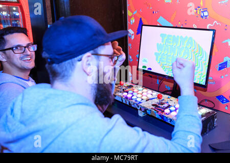 Tabak Dock, London, 13. April 2018. EGX Rezzed spiele Veranstaltung nimmt Teil an Tabak Dock in East London als Teil von London Spiele Woche dieses Jahr von April 13th-15th. Es spielbar Spiele, einschließlich Retro und Gesellschaftsspiele, Erfinder, Entwickler und Job Beratung und einige hinter den Kulissen Einblicke in die Gaming Industrie. Credit: Imageplotter Nachrichten und Sport/Alamy leben Nachrichten Stockfoto