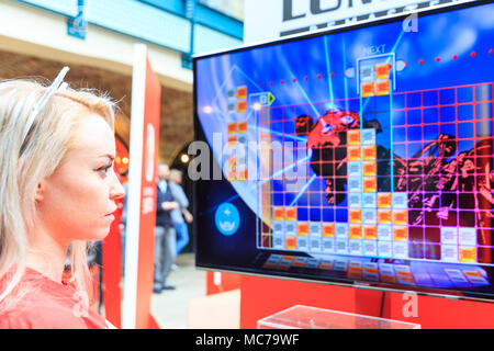 Tabak Dock, London, 13. April 2018. Eine junge Frau spielt einer der vielen Videospielen zum Testen verfügbar. EGX Rezzed spiele Veranstaltung nimmt Teil an Tabak Dock in East London als Teil von London Spiele Woche dieses Jahr von April 13th-15th. Es spielbar Spiele, einschließlich Retro und Gesellschaftsspiele, Erfinder, Entwickler und Job Beratung und einige hinter den Kulissen Einblicke in die Gaming Industrie. Credit: Imageplotter Nachrichten und Sport/Alamy leben Nachrichten Stockfoto