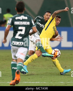 SÃO PAULO, SP - 11.04.2018: PALMEIRAS X BOCA JUNIORS - Der Spieler Antonio Carlos, von SE Palmeiras, spielt den Ball mit player Tévez, CA Boca Juniors, während ein Gleiches gilt für die dritte Runde, Gruppenphase, Copa Libertadores, Arena Allianz Parque. (Foto: Cesar Greco/Fotoarena) Stockfoto