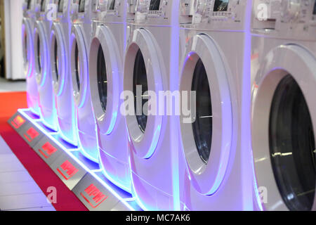 Corato, Polen, 13. April 2018: Warschau Expo Center PTAK präsentiert electroincs zeigen. Alle Partner Media Markt beherbergt mehrere Aussteller wie LG, Samsung, Tesla, Grundig und Beko. © Jake Ratz/Alamy leben Nachrichten Stockfoto