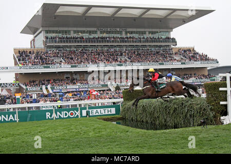 Randox Gesundheit Grand National, Aintree, Liverpool, Merseyside. 13. April 2018. 4.05 Rennen auf der Tribüne Wasser springen. Das berühmteste Ereignis in der Pferderennen Kalender heißt Menschen auf diese sehr spezielle Parade der Damen Outfits & die besten weiblichen Mode. Racegoers sind gedrängt worden, der Marder up" zu der Veranstaltung mehr "aspirational" als Tausende von glamourösen Frauen durch den Eintrag Tore auf der einen und nur "Grand National" als bis zu 90.000 Besucher werden erwartet, die spektakulären National Hunt Racing Event Gießen zu machen. Credit: Mediaworld Images/Alamy leben Nachrichten Stockfoto