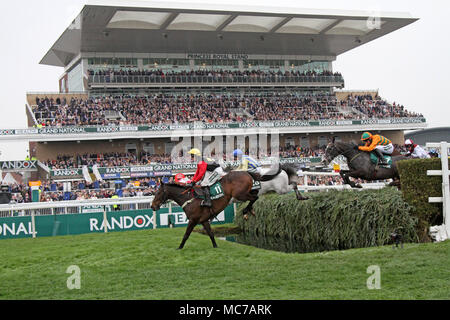 Randox Gesundheit Grand National, Aintree, Liverpool, Merseyside. 13. April 2018. 4.05 Rennen auf der Tribüne Wasser springen. Das berühmteste Ereignis in der Pferderennen Kalender heißt Menschen auf diese sehr spezielle Parade der Damen Outfits & die besten weiblichen Mode. Racegoers sind gedrängt worden, der Marder up" zu der Veranstaltung mehr "aspirational" als Tausende von glamourösen Frauen durch den Eintrag Tore auf der einen und nur "Grand National" als bis zu 90.000 Besucher werden erwartet, die spektakulären National Hunt Racing Event Gießen zu machen. Credit: Mediaworld Images/Alamy leben Nachrichten Stockfoto