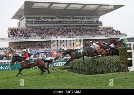 Läufer und Reiter auf dem Randox Health Grand National Course, Aintree, Liverpool, Merseyside. April 2018. 4.05 Rennen über die Tribüne Wassersprung. Die berühmteste Veranstaltung im Pferderennen Kalender begrüßt die Menschen auf dieser ganz besonderen Parade von Damen-Outfits & die feinste weibliche Mode. Die Rennfahrer wurden aufgefordert, sich zu „schmartern“, um die Veranstaltung „anspruchsvoller ‘“ zu machen, da Tausende von glamourösen Frauen durch die Eingangstore auf dem einzigen „Grand National“ strömen, da bis zu 90,000 Besucher zum spektakulären National Hunt Racing Event erwartet werden. Stockfoto