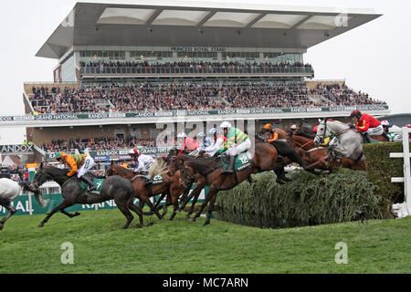 Wassersprung im Randox Health Grand National, Aintree, Liverpool, Merseyside. 13.. April 2018 4,05-km-Rennen über den Wassersprung. Die berühmteste Veranstaltung im Pferderennkalender heißt die Besucher auf dieser ganz besonderen Parade aus Damen-Outfits und feinster Damenmode willkommen. Die Rennfahrer wurden aufgefordert, sich aufzurüsten, um die Veranstaltung „aufstrebender“ zu gestalten, da Tausende glamouröser Frauen durch die Eingangstore des einzigen „Grand National“ strömen, da bis zu 90.000 Besucher an der spektakulären National Hunt Racing-Veranstaltung teilnehmen werden. Stockfoto