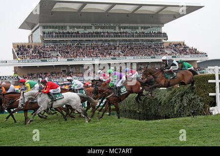 Randox Gesundheit Grand National, Aintree, Liverpool, Merseyside. 13. April 2018. 4.05 Rennen auf der Tribüne Wasser springen. Das berühmteste Ereignis in der Pferderennen Kalender heißt Menschen auf diese sehr spezielle Parade der Damen Outfits & die besten weiblichen Mode. Racegoers sind gedrängt worden, der Marder up" zu der Veranstaltung mehr "aspirational" als Tausende von glamourösen Frauen durch den Eintrag Tore auf der einen und nur "Grand National" als bis zu 90.000 Besucher werden erwartet, die spektakulären National Hunt Racing Event Gießen zu machen. Credit: Mediaworld Images/Alamy leben Nachrichten Stockfoto