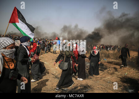 Gaza, Gazastreifen. 13 Apr, 2018. Palästinensische Mädchen nehmen an Auseinandersetzungen mit der israelischen Sicherheitskräfte entlang der Israel-Gaza Grenze, östlich von Gaza, Gazastreifen, 13. April 2018. Die Palästinenser sind marschieren für die 3. Woche eines 6-wöchigen Protest, entlang der Gaza-Israel Grenze, die Hunderte von Tausenden von palästinensischen Flüchtlingen, die ihre Häuser während des Krieges von 1948, dass Israels Schöpfung gekennzeichnet vertrieben oder Floh zu markieren. Credit: Wissam Nassar/dpa/Alamy leben Nachrichten Stockfoto