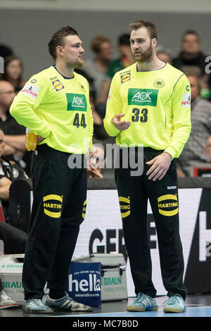 Dortmund, Deutschland. 07 Apr, 2018. Die Deutsche goalhueter (Torhüter), Andreas Wolff (GER, r.) und Dario QUENSTEDT (GER) sprechen an der Seitenlinie während eines Spiels Unterbrechung, Ideen auszutauschen, Dialog, freundlich, Teamgedankt, ganze Zahl, Ganzkoerper (ganzer Körper); Handball Laenspiel der Maenner, Freundschaftsspiel, Deutschland (GER) - Serbien (SRB) 29:23, Dortmund/Deutschland am 07.04.2018. Å | Verwendung der weltweiten Kredit: dpa/Alamy leben Nachrichten Stockfoto