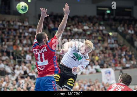 Marian MICHALCZIK (GER) in Aktion mit Kugel auf einem Werfen, Vergangenheit Srevan SRETENOVIC (SRB), der vergeblich zu blockieren versucht, halb Bild, halb Abbildung; Handball Laenspiel der Maenner, Freundschaftsspiel, Deutschland (GER) - Serbien (SRB) 29:23, Dortmund/Deutschland am 07.04.2018. Å | Verwendung weltweit Stockfoto