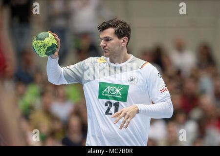 Dortmund, Deutschland. 07 Apr, 2018. Erik SCHMIDT (GER) in Aktion mit Kugel, halb Bild, halb Abbildung; Handball Laenspiel der Maenner, Freundschaftsspiel, Deutschland (GER) - Serbien (SRB) 29:23, Dortmund/Deutschland am 07.04.2018. Å | Verwendung der weltweiten Kredit: dpa/Alamy leben Nachrichten Stockfoto