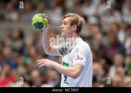 Marian MICHALCZIK (GER) in Aktion mit Kugel, halb Bild, halb Bild im Profil; Handball Laenspiel der Maenner, Freundschaftsspiel, Deutschland (GER) - Serbien (SRB) 29:23, Dortmund/Deutschland am 07.04.2018. Å | Verwendung weltweit Stockfoto