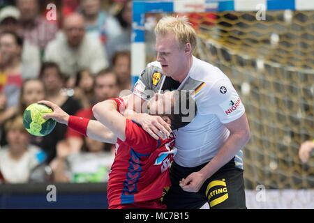 Dortmund, Deutschland. 07 Apr, 2018. Patrick WIENCEK (GER, r.) hat seine Gehilfen player Mladaen KRSMANCIC (SRB) unter Kontrolle; Schutzmaßnahmen; Handball Laenspiel der Maenner, Freundschaftsspiel, Deutschland (GER) - Serbien (SRB) 29:23, Dortmund/Deutschland am 07.04.2018. Å | Verwendung der weltweiten Kredit: dpa/Alamy leben Nachrichten Stockfoto