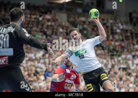 Dortmund, Deutschland. 07 Apr, 2018. Fabian umfangreiches (GER) auf erfolgreich. Ziel werfen, Ziel, gegen TW Tibor IVANISEVIC (SRB); Handball Laenspiel der Maenner, Freundschaftsspiel, Deutschland (GER) - Serbien (SRB) 29:23, Dortmund/Deutschland am 07.04.2018. Å | Verwendung der weltweiten Kredit: dpa/Alamy leben Nachrichten Stockfoto