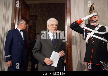 Rom, Italien. 13 Apr, 2018. Sergio Mattarella, Italiens Präsident, spricht während einer Pressekonferenz folgende Treffen mit politischen Parteien auf dem Quirinale Palast Credit: Sara De Marco/Alamy leben Nachrichten Stockfoto