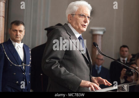 Rom, Italien. 13 Apr, 2018. Sergio Mattarella, Italiens Präsident, spricht während einer Pressekonferenz folgende Treffen mit politischen Parteien auf dem Quirinale Palast Credit: Sara De Marco/Alamy leben Nachrichten Stockfoto