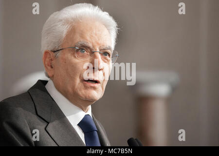 Rom, Italien. 13 Apr, 2018. Sergio Mattarella, Italiens Präsident, spricht während einer Pressekonferenz folgende Treffen mit politischen Parteien auf dem Quirinale Palast Credit: Sara De Marco/Alamy leben Nachrichten Stockfoto