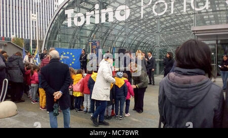 Turin, Italien. 13 Apr, 2018. Öffnen von Ponte Unione Europea (d. h. die Europäische Union Bridge) am Bahnhof Porta Susa Credit: stockeurope/Alamy leben Nachrichten Stockfoto