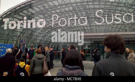 Turin, Italien. 13 Apr, 2018. Öffnen von Ponte Unione Europea (d. h. die Europäische Union Bridge) am Bahnhof Porta Susa Credit: stockeurope/Alamy leben Nachrichten Stockfoto