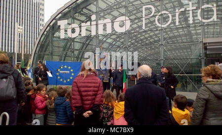 Turin, Italien. 13 Apr, 2018. Öffnen von Ponte Unione Europea (d. h. die Europäische Union Bridge) am Bahnhof Porta Susa Credit: stockeurope/Alamy leben Nachrichten Stockfoto