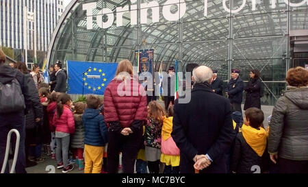 Turin, Italien. 13 Apr, 2018. Öffnen von Ponte Unione Europea (d. h. die Europäische Union Bridge) am Bahnhof Porta Susa Credit: stockeurope/Alamy leben Nachrichten Stockfoto