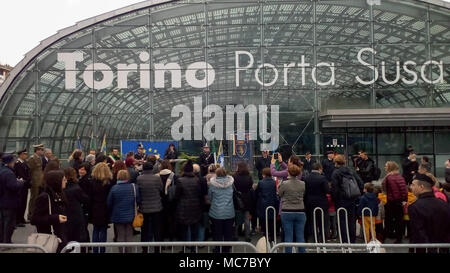 Turin, Italien. 13 Apr, 2018. Öffnen von Ponte Unione Europea (d. h. die Europäische Union Bridge) am Bahnhof Porta Susa Credit: stockeurope/Alamy leben Nachrichten Stockfoto