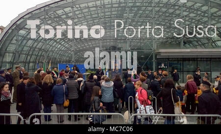 Turin, Italien. 13 Apr, 2018. Öffnen von Ponte Unione Europea (d. h. die Europäische Union Bridge) am Bahnhof Porta Susa Credit: stockeurope/Alamy leben Nachrichten Stockfoto