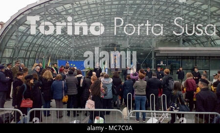 Turin, Italien. 13 Apr, 2018. Öffnen von Ponte Unione Europea (d. h. die Europäische Union Bridge) am Bahnhof Porta Susa Credit: stockeurope/Alamy leben Nachrichten Stockfoto