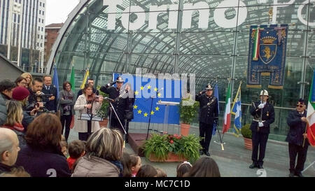 Turin, Italien. 13 Apr, 2018. Öffnen von Ponte Unione Europea (d. h. die Europäische Union Bridge) am Bahnhof Porta Susa Credit: stockeurope/Alamy leben Nachrichten Stockfoto