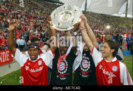 Hamburg, Deutschland. 17. Mai 2003. Eingereicht - 17. Mai 2003, Deutschland, München: Bayern München Ze Roberto (L), Samuel Kuffour (2 L) und Niko Kovac (R) feiern mit dem Bunbdesliga champion Trophäe, nachdem das Finale gegen den VfB Stuttgart. Niko Kovac beginnt als neue Bayern München Trainer in der nächsten Saison 2018/2019. Credit: Peter Kneffel/dpa/Alamy leben Nachrichten Stockfoto