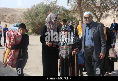 Palästinensischen Pilger kommen während der Nabi Musa Festival, der zu einem Standort geglaubt, das Grab des Mose in der Nähe der West Bank Stadt Jericho, 13. April 2018. Nabi Musa (Moses) ist ein sieben-Tage lange religiöse Festival feierte jährlich durch Palästinensische Muslime, auf kollektive Pilgerreise von Jerusalem nach was verstanden ist das Grab des Mose zu sein, zentriert. Foto: Ayman Nobani/dpa Stockfoto