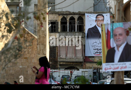 Beirut, Libanon. 13 Apr, 2018. Ein Poster von einem libanesischen Parlamentswahlen Kandidatin hängt an einem Krieg verwüsteten Fassade eines Gebäudes, an der Grünen Linie, die ein Gebiet als Demarkationslinie im vorwiegend muslimischen Westen Bereiche aus der überwiegend christlichen Osten Bereiche während des libanesischen Bürgerkriegs zu trennen, in Beirut, Libanon, 13. April 2018 verwendet. Der libanesische Bürgerkrieg begann am 13. April 1975 und endete am 13. Oktober 1990, bei dem mindestens 150.000 Menschen wurden getötet, und mindestens eine Million andere aus dem Land geflohen. Credit: Marwan Naamani/dpa/Alamy leben Nachrichten Stockfoto