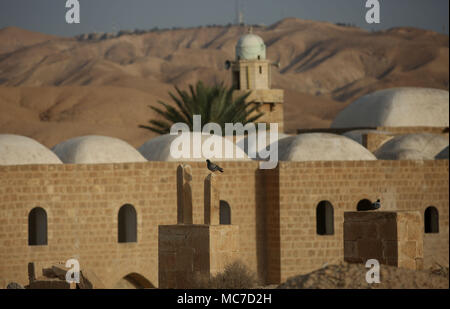 Eine allgemeine Ansicht, was geglaubt wird, der Schrein des Mose, die während des Nabi Musa Festival in der Nähe von der West Bank Stadt Jericho, 13. April 2018. Nabi Musa (Moses) ist ein sieben-Tage lange religiöse Festival feierte jährlich durch Palästinensische Muslime, auf kollektive Pilgerreise von Jerusalem nach was verstanden ist das Grab des Mose zu sein, zentriert. Foto: Ayman Nobani/dpa Stockfoto