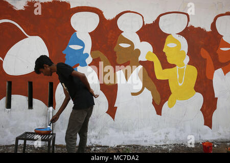 Dhaka, Bangladesch. 13 Apr, 2018. Künstler malt an der Wand, da Sie viel Zeit für die Vorbereitung der kommenden Bangla neues Jahr am 14. April zu feiern verbringen, in Dhaka Universität Fakultät für Schöne Künste. Credit: Md. mehedi Hasan/ZUMA Draht/Alamy leben Nachrichten Stockfoto