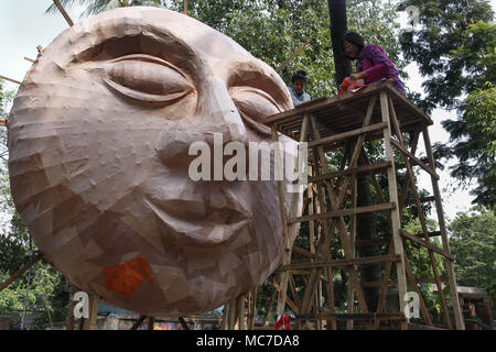 Dhaka, Bangladesch. 13 Apr, 2018. Studierende der Fakultät für Bildende Kunst Bambus Struktur des Gesichts kommen Bangla neues Jahr am 14. April zu feiern, in Dhaka Universität Fakultät für Schöne Künste. Credit: Md. mehedi Hasan/ZUMA Draht/Alamy leben Nachrichten Stockfoto