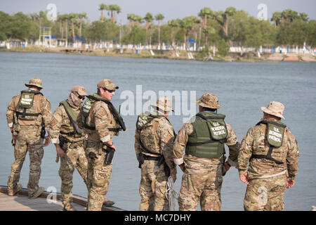 Us Border Patrol-Agenten zur Überwachung Pflicht auf dem Rio Grande Fluss direkt gegenüber Mexiko während Border Security Operations in Texas. Stockfoto