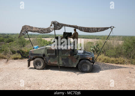 Texas National Guard Truppen Mann einen Beobachtungsposten entlang dem Rio Grande Fluss entlang der United States-Mexico Grenze im Süden von Texas. Stockfoto