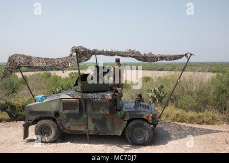 Texas National Guard Truppen Mann einen Beobachtungsposten entlang dem Rio Grande Fluss entlang der United States-Mexico Grenze im Süden von Texas. Stockfoto