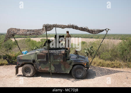 Texas National Guard Truppen Mann einen Beobachtungsposten entlang dem Rio Grande Fluss entlang der United States-Mexico Grenze im Süden von Texas. Stockfoto