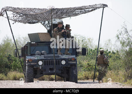 Texas National Guard Truppen Mann einen Beobachtungsposten entlang dem Rio Grande Fluss entlang der United States-Mexico Grenze im Süden von Texas. Stockfoto