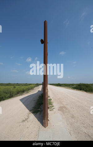 Ein Abschnitt des Sicherheitszauns zwischen den Vereinigten Staaten und Mexiko sitzt auf einem Deich des Rio Grande Flusses auf die Texas Seite der internationalen Grenze in Hidalgo County. Stockfoto