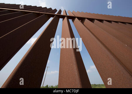 Ein Abschnitt des Sicherheitszauns zwischen den Vereinigten Staaten und Mexiko sitzt auf einem Deich des Rio Grande Flusses auf die Texas Seite der internationalen Grenze in Hidalgo County. Stockfoto