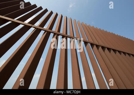 Ein Abschnitt des Sicherheitszauns zwischen den Vereinigten Staaten und Mexiko sitzt auf einem Deich des Rio Grande Flusses auf die Texas Seite der internationalen Grenze in Hidalgo County. Stockfoto