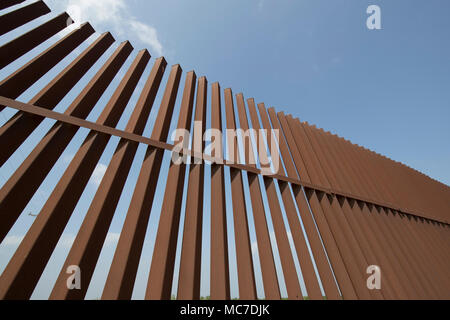 Ein Abschnitt des Sicherheitszauns zwischen den Vereinigten Staaten und Mexiko sitzt auf einem Deich des Rio Grande Flusses auf die Texas Seite der internationalen Grenze in Hidalgo County. Stockfoto