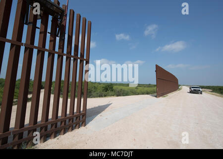 Ein Abschnitt des Sicherheitszauns zwischen den Vereinigten Staaten und Mexiko sitzt auf einem Deich des Rio Grande Flusses auf die Texas Seite der internationalen Grenze in Hidalgo County. Stockfoto