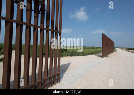 Ein Abschnitt des Sicherheitszauns zwischen den Vereinigten Staaten und Mexiko sitzt auf einem Deich des Rio Grande Flusses auf die Texas Seite der internationalen Grenze in Hidalgo County. Stockfoto