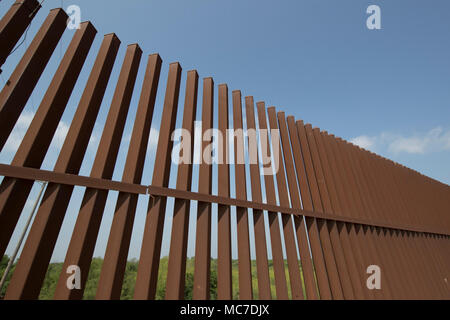 Ein unvollendetes Kapitel des Sicherheitszauns zwischen den Vereinigten Staaten und Mexiko sitzt auf einem Deich des Rio Grande Flusses auf die Texas Seite der internationalen Grenze in Hidalgo County. Stockfoto