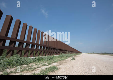 Ein Abschnitt des Sicherheitszauns zwischen den Vereinigten Staaten und Mexiko sitzt auf einem Deich des Rio Grande Flusses auf die Texas Seite der internationalen Grenze in Hidalgo County. Stockfoto