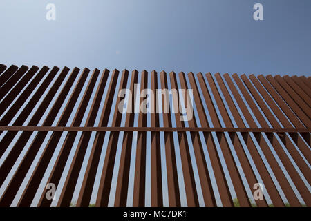 Ein Abschnitt des Sicherheitszauns zwischen den Vereinigten Staaten und Mexiko sitzt auf einem Deich des Rio Grande Flusses auf die Texas Seite der internationalen Grenze in Hidalgo County. Stockfoto