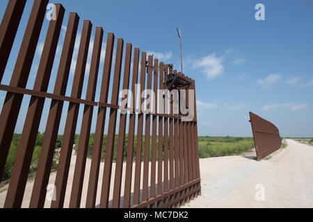 Ein unvollendetes Kapitel des Sicherheitszauns zwischen den Vereinigten Staaten und Mexiko sitzt auf einem Deich des Rio Grande Flusses auf die Texas Seite der internationalen Grenze in Hidalgo County. Stockfoto