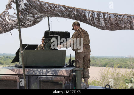 Texas National Guard Truppen Mann einen Beobachtungsposten entlang dem Rio Grande Fluss entlang der United States-Mexico Grenze im Süden von Texas. Stockfoto